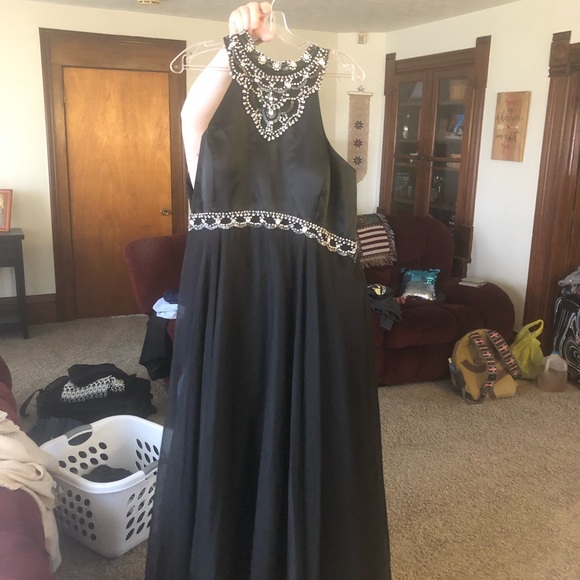 Beautiful plus size formal gown - Picture 4 of 5